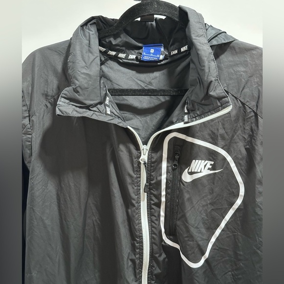 Nike Sportswear AV15Men's Black and White Jacket - Picture 2 of 9